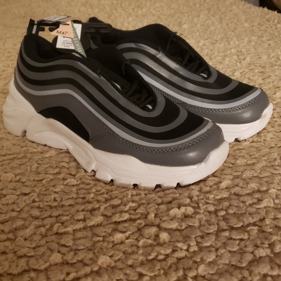 NWT! WOMEN'S FASHION SNEAKERS REFLECTIVE BLACK GRAY WHITE SIZE 8 - Picture 1 of 6